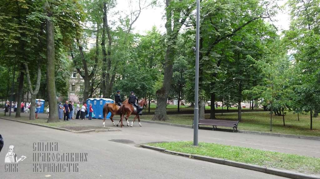 Молебен и Крестный ход в Киеве: Бог помогает верным фото 8