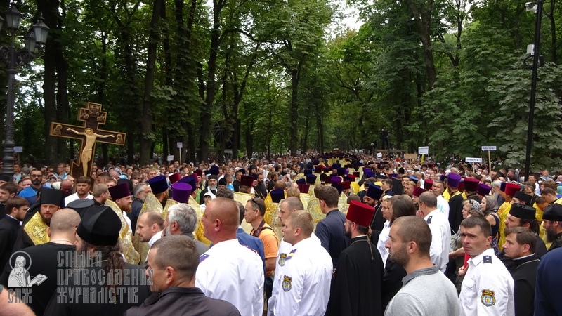 Молебень та Хресний хід у Києві: Бог допомагає вірним фото 11