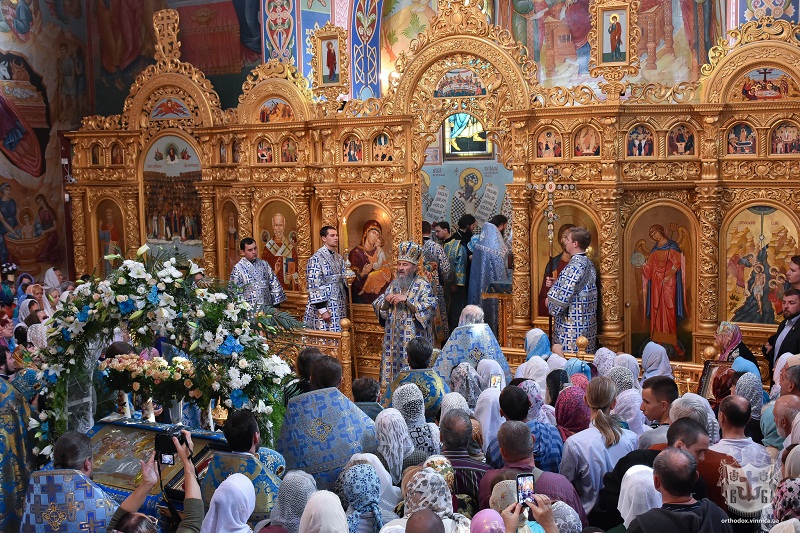 «Тому що приїхав Митрополит Онуфрій!»: як освячували храм у Вінниці фото 13