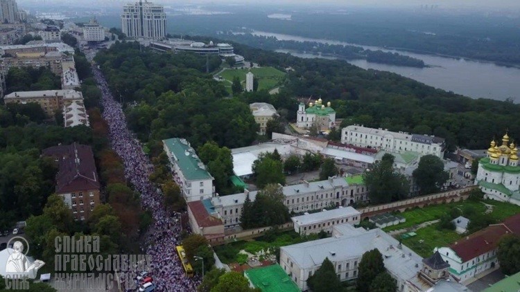 Как сравнить несравнимое: крестный ход УПЦ и парад раскольников фото 3