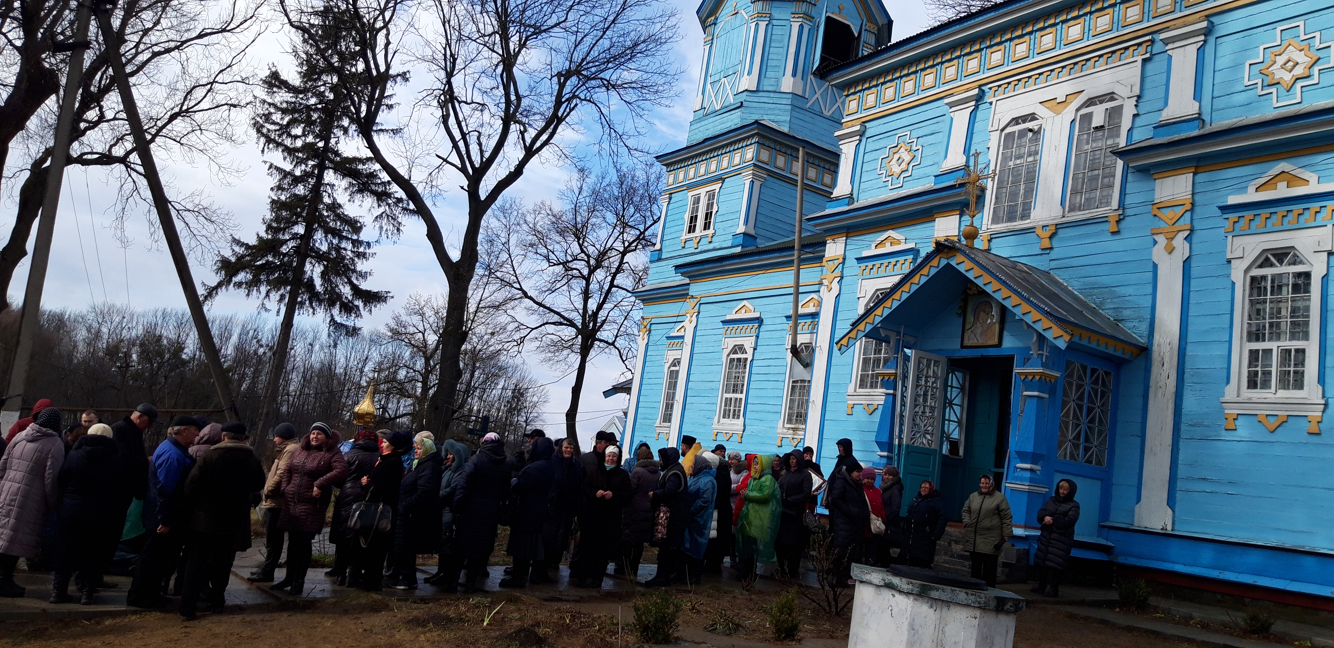 Конфлікт у Луці-Мелешківській: «Ми прийшли з миром. Але вони не чують нас» фото 3