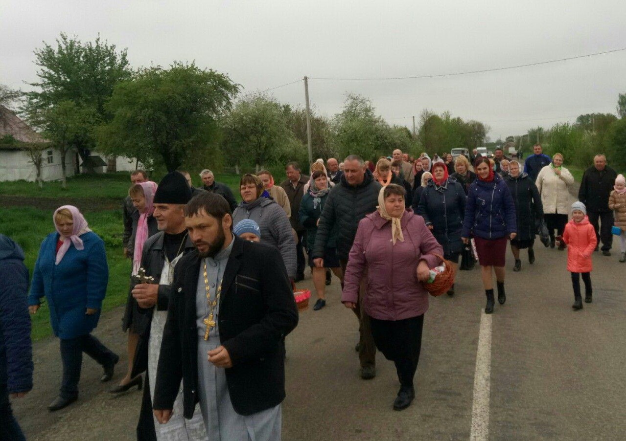 «С нами был Воскресший Бог!»: как живут общины захваченных храмов фото 17