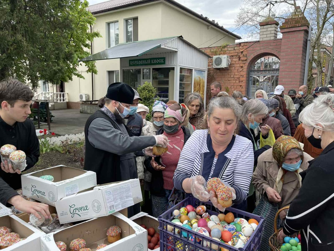 До світлого свята Великодня в єпархіях УПЦ провели благодійні акції фото 5