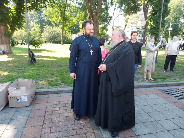 Report: Prayer standing of UOC believers near Verkhovna Rada фото 7