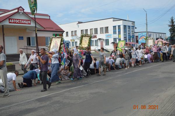 Одразу два хресних ходи вийшли з Рівненської єпархії УПЦ до Почаєва фото 1