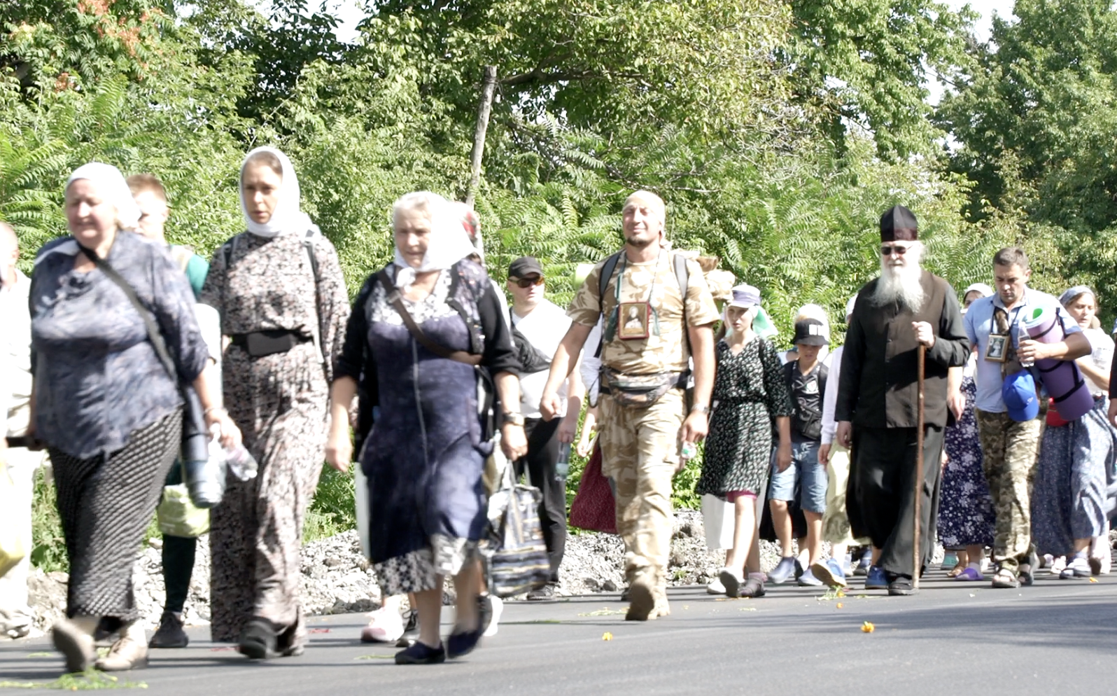 40 000 вірян ідуть хресною ходою з Кам'янця-Подільського в Почаїв фото 1