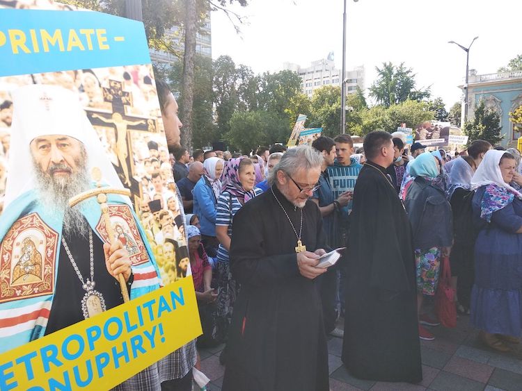 Приезд патриарха Варфоломея и молитвенное стояние УПЦ: онлайн-трансляция фото 9