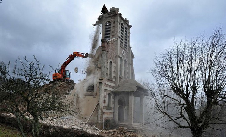 Why did the Notre Dame Cathedral burn down? фото 8